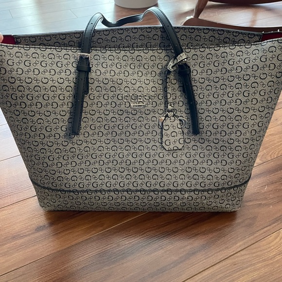 Guess purse - Picture 4 of 4